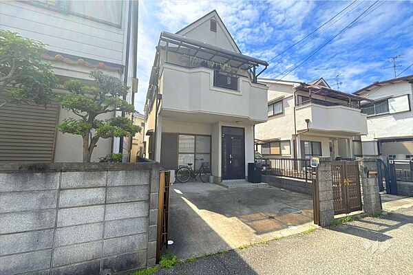 ～物件の外観（南側から）～・駅からバス乗車約12分・徒歩4分！・南東付け道路で採光良好！・敷地面積約30坪！・車2台駐車可！（車種による）［2026年7月10日撮影］