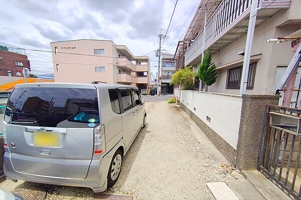 物件の南西側前面道路（南東側から）［2026年7月16日撮影］