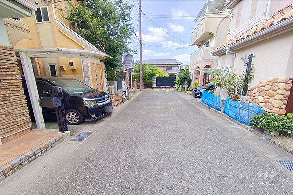 物件の東側前面道路（南側から）［2026年8月3日撮影］