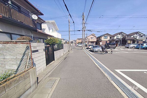 物件の南側前面道路（西側から）［2026年3月24日撮影］