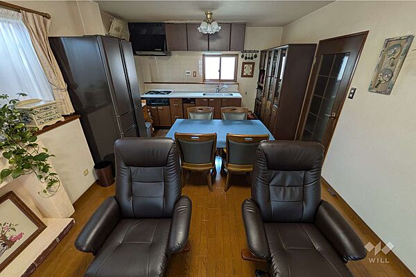 ～LDK～窓から差し込む光がお部屋の雰囲気を明るくします。ソファーやダイニングテーブルを置いて家族の憩いの場としてゆっくり過ごすことができます。2階リビングですので、外の視線も気になりません！