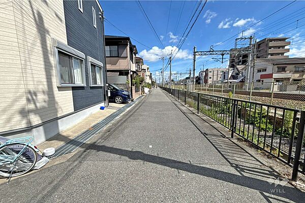 物件の東側前面道路（南側から）周辺は一戸建てが中心に立ち並ぶ住宅地です。東側を阪急伊丹線が走っており、近くに『若菱公園』と古墳時代中期の古墳『柏木古墳』があります。［2026年8月8日撮影］
