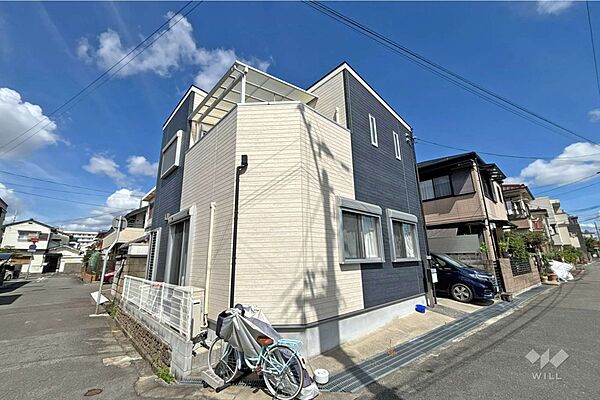 ～物件の外観（南東側から）～・阪急伊丹線「稲野駅」徒歩7分！・阪急神戸線「塚口駅」徒歩12分！・JR福知山線「猪名寺駅」徒歩15分！・駅からの道のりは平坦！［2026年8月8日撮影］