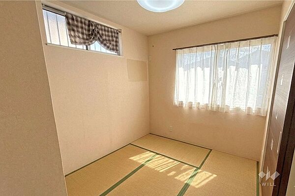 ～一階和室4.5帖～［2026年8月8日撮影］※掲載写真は一部CG加工(家具消去)済。現況優先となります。お子様のお昼寝のスペースや遊びのスペース、客間としても重宝しそうです。