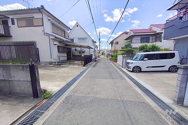 物件の北側前面道路（東側から）［2026年5月9日撮影］