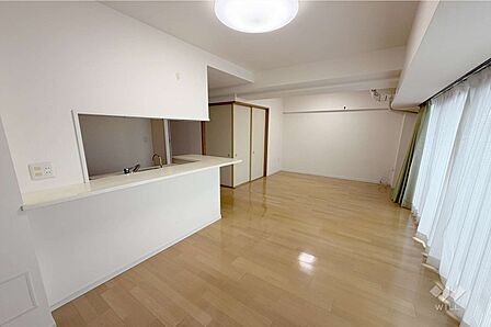 LDK約17.3帖あります。窓から差し込む光がお部屋の雰囲気を明るくします。ソファーやダイニングテーブルを置いて家族の憩いの場としてゆっくり過ごすことができます。［2026年8月30日撮影］