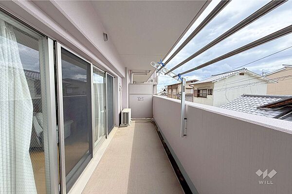 ～バルコニー～お洗濯ものを干すには十分な広さがございます！周辺に高い建物がなく、日当たり、通風良好です！趣味のガーデニングも良さそうです！［2026年8月16日撮影］