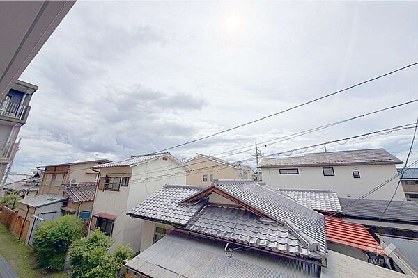 ～バルコニーからの眺め（南西方向）～周辺に高い建物がなく、日当たり・通風大変良好です。お洗濯物もよく乾きそうです！ガーデニングも楽しめそうです！［2026年8月16日撮影］