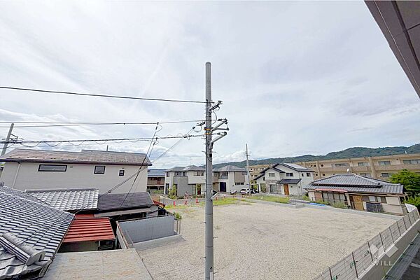 ～バルコニーからの眺め（北西方向）～周辺に高い建物がなく、日当たり・通風大変良好です。お洗濯物もよく乾きそうです！ガーデニングも楽しめそうです！［2026年8月16日撮影］
