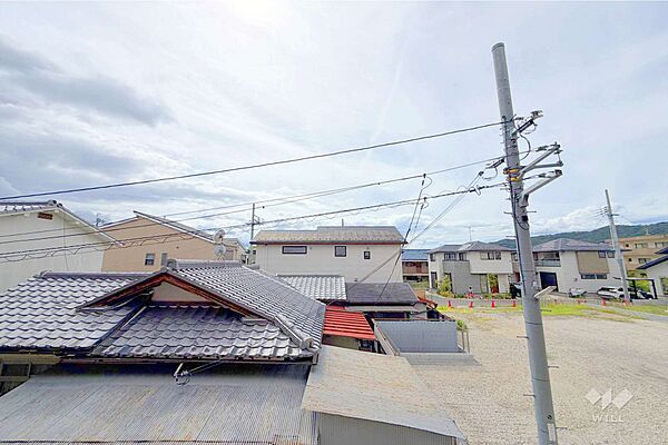 ～バルコニーからの眺め（西方向）～周辺に高い建物がなく、日当たり・通風大変良好です。お洗濯物もよく乾きそうです！ガーデニングも楽しめそうです！［2026年8月16日撮影］