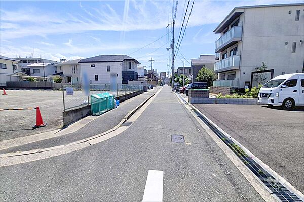 物件の西側前面道路（北側から）［2026年8月21日撮影］