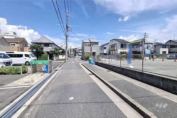 物件の西側前面道路（南側から）［2026年8月21日撮影］