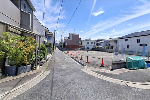 物件の北側前面道路（西側から）［2026年8月21日撮影］