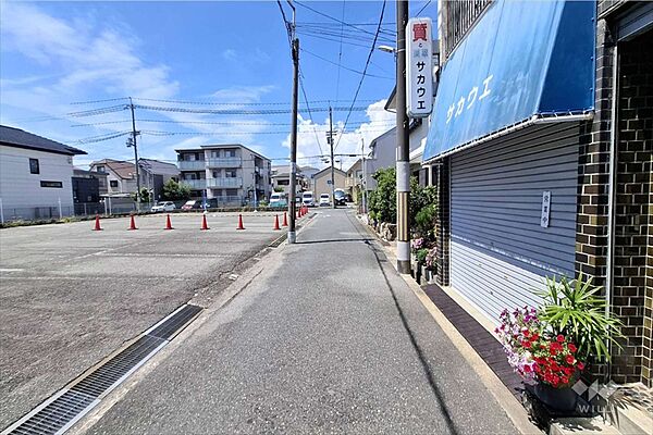 物件の北側前面道路（東側から）［2026年8月21日撮影］