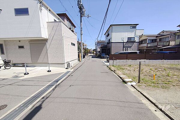 物件の北側前面道路（西側から）［2026年4月11日撮影］