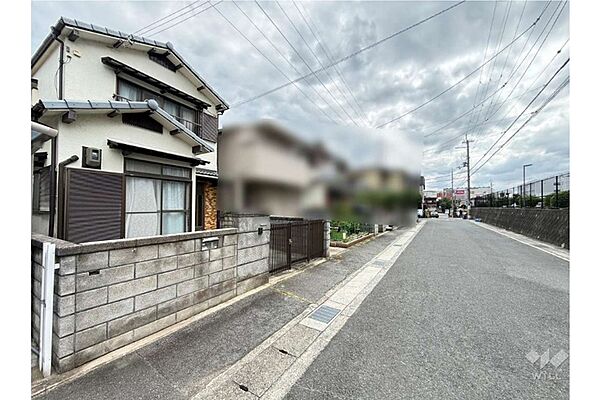 物件の西側前面道路（北側から）［2026年9月27日撮影］