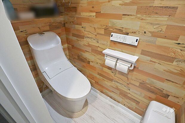トイレ。。温水洗浄便座つきなので清潔を保てます。木目調の壁紙がとってもおしゃれでリラックスできる空間になっております。