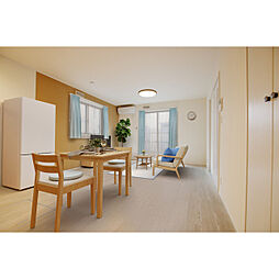 エミューライト 102 1階1LDKのリビング/ダイニング