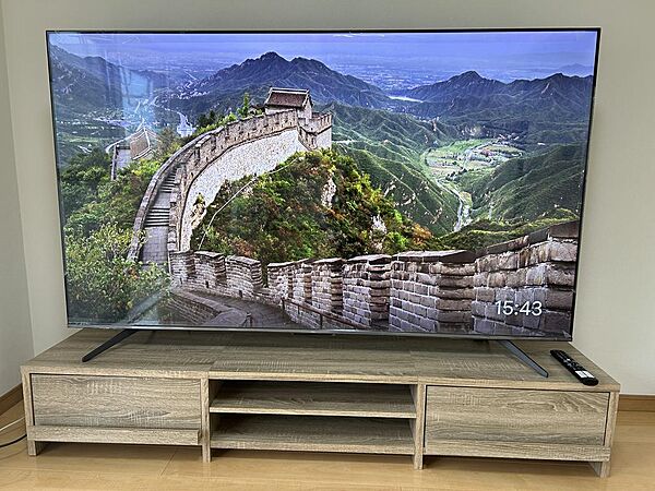 75型大型テレビ（量子ドットテレビ）テレビ台プレゼントセール実施中です。写真は、他物件に設置した同型のテレビです。