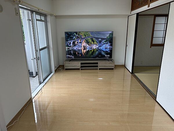 75型大型テレビ（量子ドットテレビ）テレビ台プレゼントセール実施中です。写真は、他物件に設置した同型のテレビです。