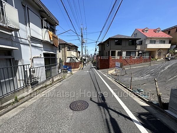 前面道路も広く、駐車も快適です。