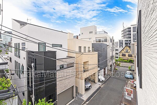 閑静な街並みと高台代官山駅、恵比寿駅の周辺の雰囲気を壊さないオシャレな街並みと高台に立地しております