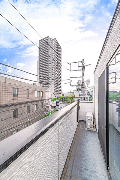 周辺の建築物で採光を遮られることはございません。開放的に明るさを感じていただける物件でございます。