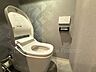 トイレ：デザイン性のあるアクセントクロスを採用したトイレ空間。温水洗浄機付きで快適にお使いいただけます。