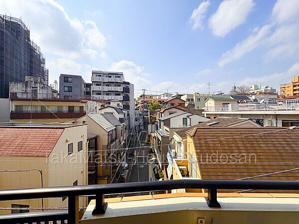 閑静な住宅街でバルコニーからの落ち着きのある景色