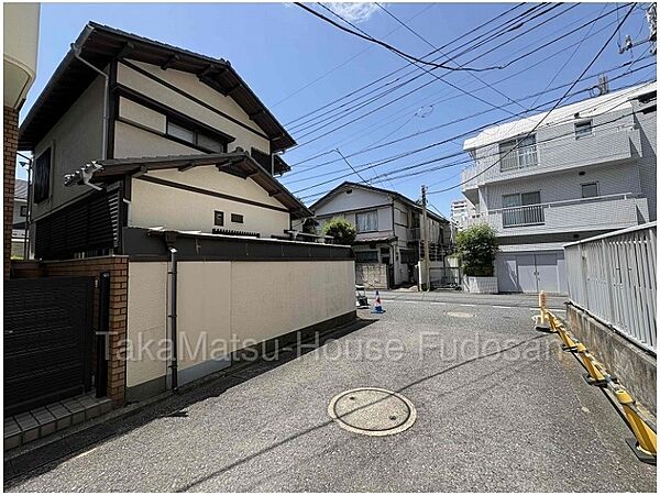 北側道路は人通りも非常に少ないです。※5/9撮影　古家有り（更地渡し）