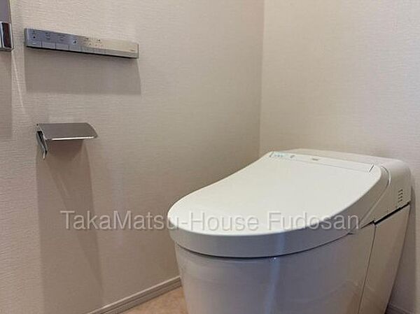 白を基調とした清潔感のあるシンプルで使いやすい高性能トイレです。デザイン性に優れるタンクレスタイプで、手洗いカウンターが別で付設しております。