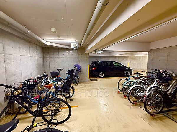 屋内の駐輪場・駐車場を備え、大切な自転車やお車を保管できます。