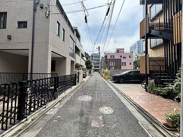 交通量が少なく完成な住宅街です。