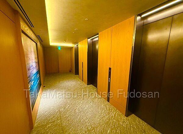 落ち着いた色合いでまとめられたエレベーターホール。ホテルライクな空間が日々の暮らしを演出します。