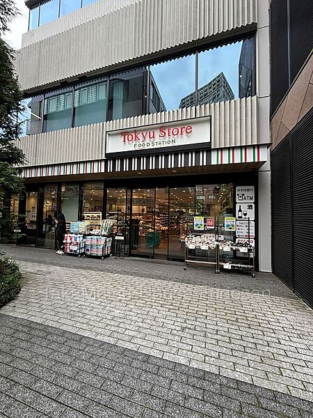 徒歩3分圏内に位置しております。また、帰宅時に立ち寄ることも可能です。