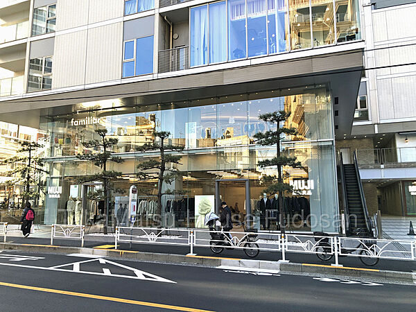 東急東横線・代官山駅から徒歩5分弱の八幡通り沿いにある複合施設です。周辺の周辺の「代官山ヒルサイドテラス」 や「代官山アドレス・ディセ」 と合わせてショッピングが楽しめます。