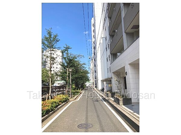 目黒川沿いの前面道路です。緑を感じる落ち着いた雰囲気を感じます。