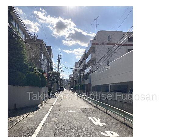 エントランス側の前面道路です。幅員も広くまっすぐ伸びており、気持ちの良い通りです。