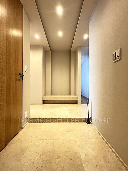 玄関から部屋が見えないプライバシー性に配慮された間取りです（掲載の家具は売買対象外です）