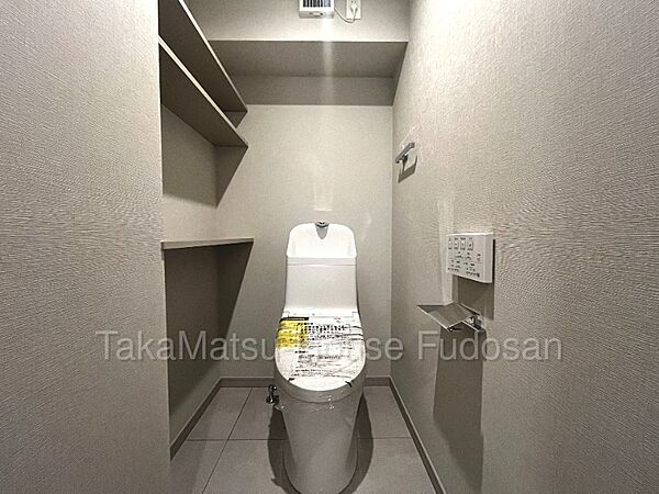 上部棚付きで備品類も収納しやすいトイレ空間です