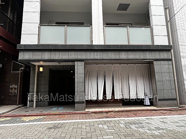 1階には寿司店が入り、通り沿いにも生活感のある佇まい