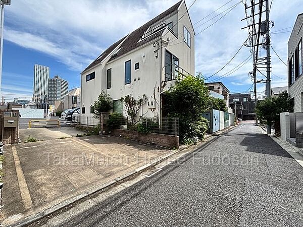 東側隣地は駐車場となっておりますので開放感がございます