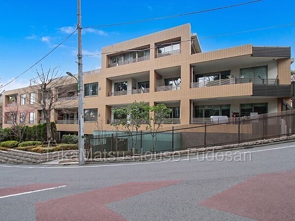 落ち着いた街並みに調和する低層レジデンス