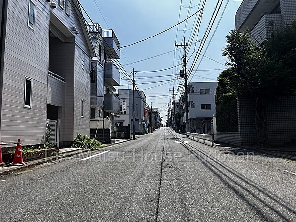 前面道路（2026年8月2日撮影）。北西側約8.0m公道に面した立地です。現地にて道路幅や周辺環境をご確認いただけます。