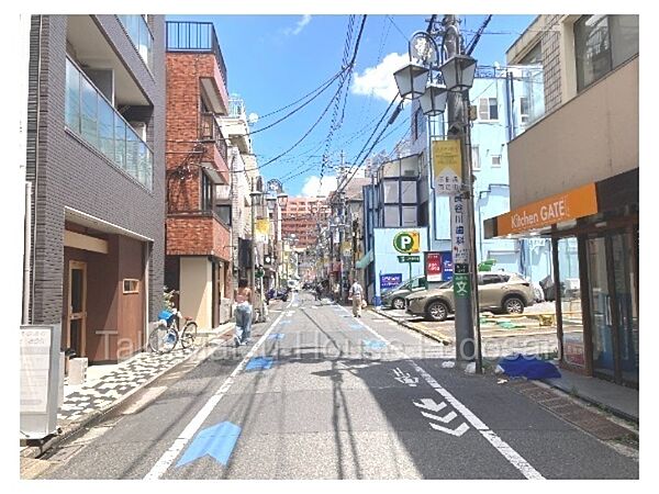 駅まで平坦で、周辺の道路も広く車のご利用も便利な立地です。
