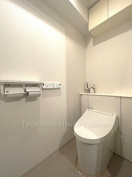 収納付きですっきりと使いやすいトイレスペース。