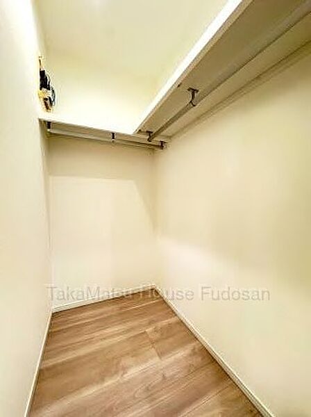 衣類や荷物をしっかり収納できるクローゼット。