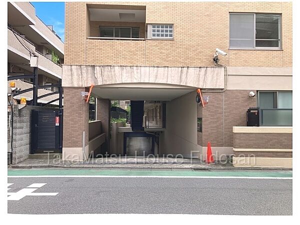 駐車場の入り口です。幅も広い為、お車の出し入れに便利です。