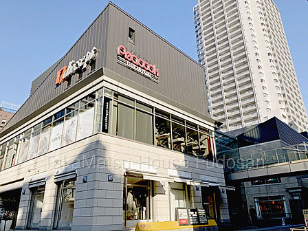東急東横線・代官山駅北口から歩道橋で直結する、旧同潤会代官山アパートの跡地に建てられた都市型複合施設「代官山アドレス」内の商業ゾーンです。