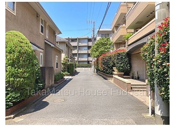 エントランス前の道路です。幅員も広くプライベートも守られております。